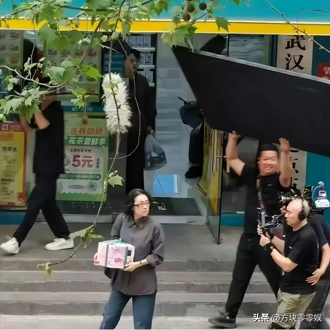 Từ bức ảnh Chương Tử Di tăng 10kg đầy ngấn mỡ: Chúng ta đang đòi hỏi gì ở một người phụ nữ ngoài 40? - Ảnh 2.