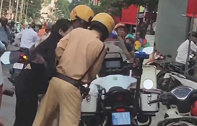 Sự thật video cô gái giật tờ giấy màu xanh từ tay CSGT插图 canh sat.jpg