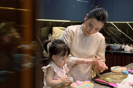 Cặp song sinh nhà Phương Oanh gây cười khi theo mẹ vào bếp làm bánh