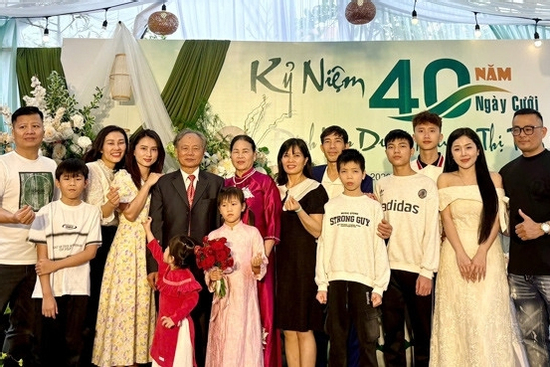 Chàng rể Bắc Ninh dựng rạp, làm 'đám cưới lần 2' cho bố mẹ vợ, hàng xóm khen ngợi