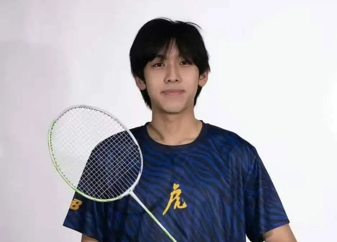 Con trai Lâm Chí Dĩnh gây chú ý với chiều cao nổi bật, gương mặt tuấn tú - Ảnh 1