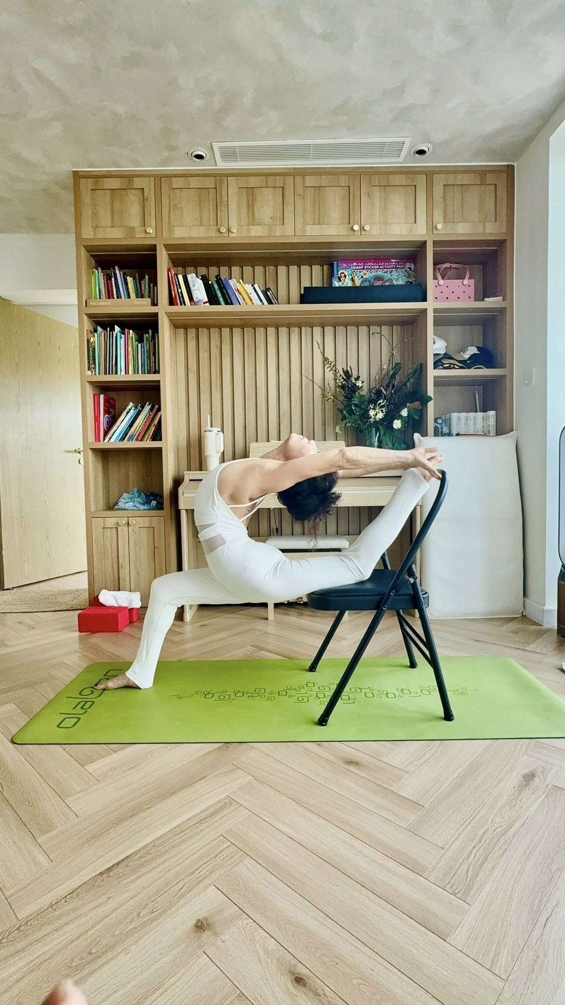 Mẹ Hồ Ngoc Hà tuổi U70 gây sốc với động tác yoga khó - Ảnh 5.