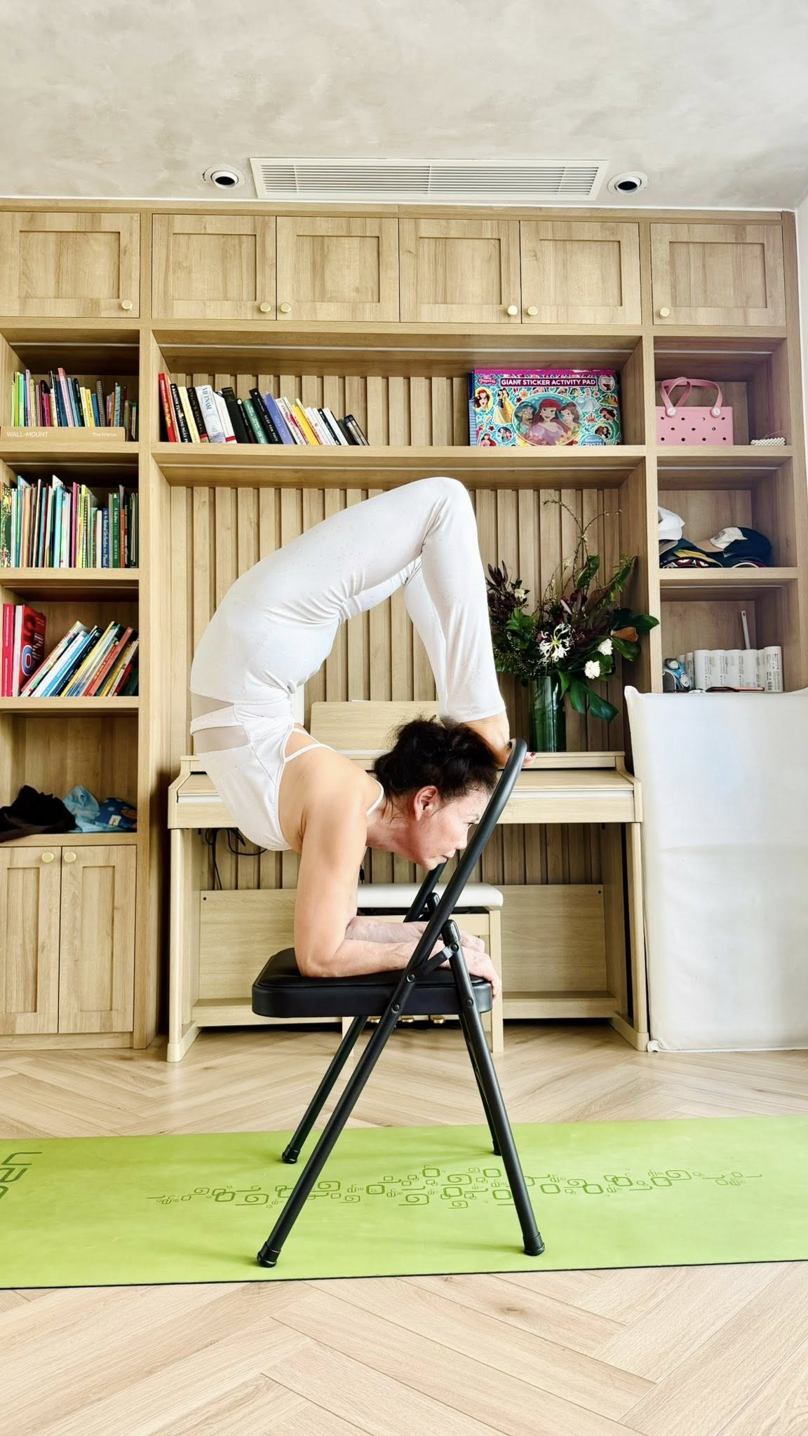 Mẹ Hồ Ngoc Hà tuổi U70 gây sốc với động tác yoga khó - Ảnh 2.
