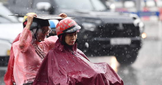 Miền Bắc đón ba đợt mưa dồn dập, cảnh báo giông lốc mạnh sau nắng nóng