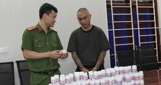 Mua hàng trôi nổi trên mạng dán nhãn 'thuốc gia truyền', bán gần 1.000 lọ ra thị trường