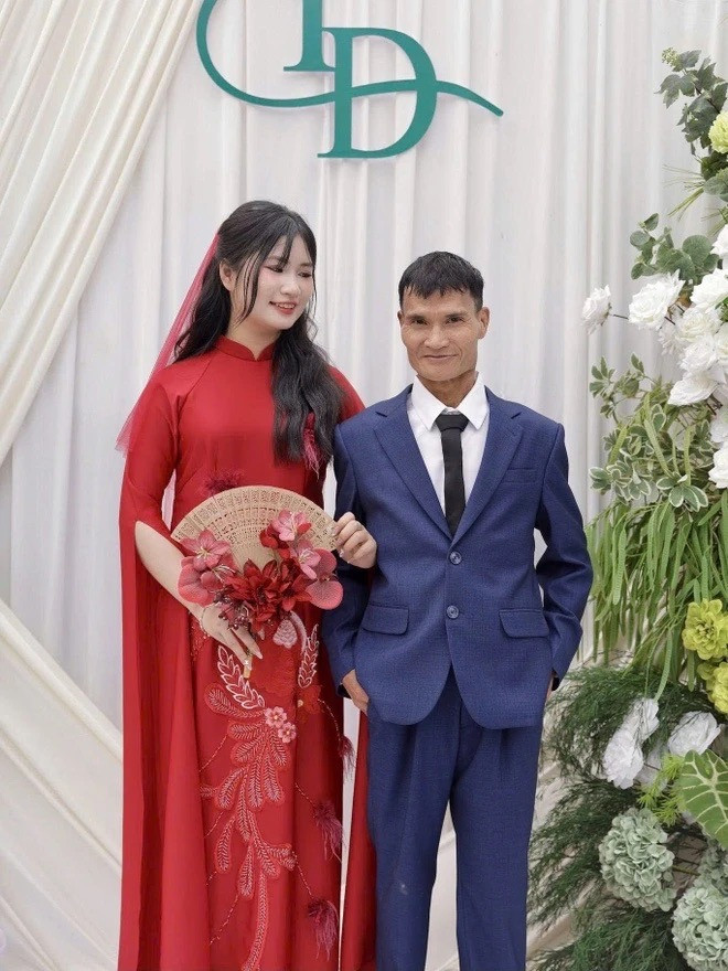 Xúc động clip người cha nhặt rác đạp xe đi mời đám cưới con gái: Điều bất ngờ không tưởng trong ngày cưới - Ảnh 3.