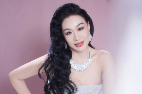 Chung Lệ Đề gào thét đòi bỏ 'chồng kém 12 tuổi': 'Tôi muốn ly hôn!'