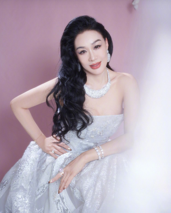 Chung Lệ Đề gào thét đòi bỏ 'chồng kém 12 tuổi': 'Tôi muốn ly hôn!' - Ảnh 1