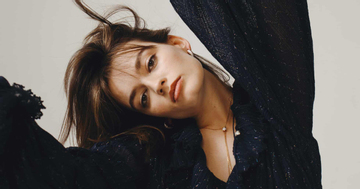 Diễn viên phim Sex Education gợi cảm ở tuổi 30, làn da  trắng mịn không tì vết