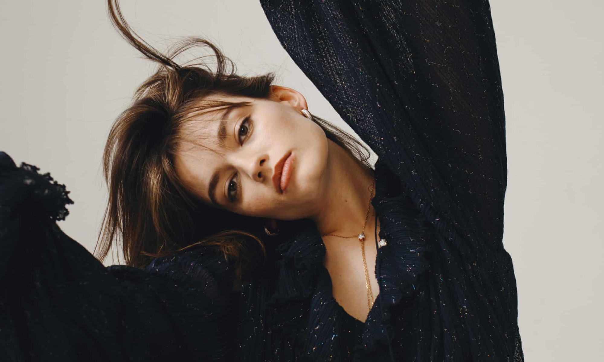 Sao phim 'Sex Education' có gương mặt đẹp như thiên thần nhờ dưỡng da hiệu quả - Ảnh 1.