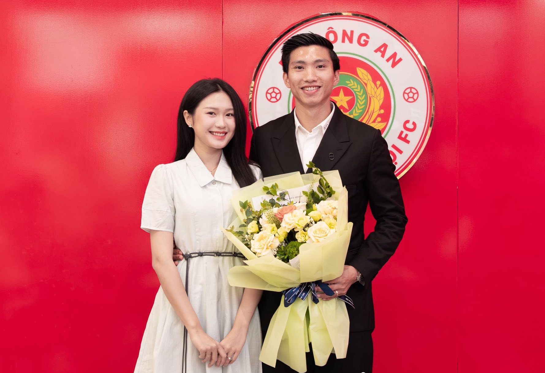 Đoàn Văn Hậu gia hạn hợp đồng 2026 , Doãn Hải My tỏa sáng bên chồng - Ảnh 1.