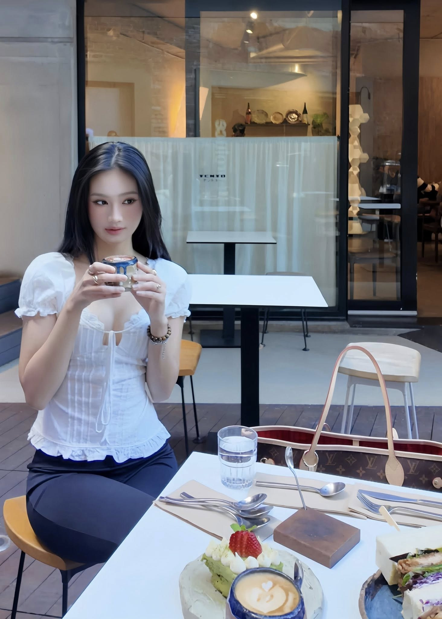 Hình ảnh mới nhất của Ý Nhi ở Úc gây chú ý với phong cách giản dị và quyến rũ - Ảnh 8.