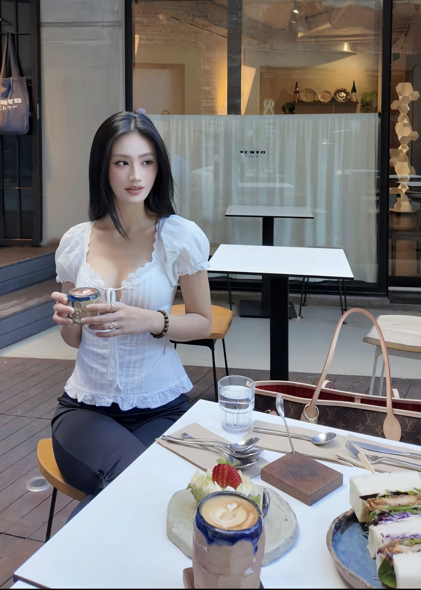 Hình ảnh mới nhất của Ý Nhi ở Úc gây chú ý với phong cách giản dị và quyến rũ - Ảnh 6.