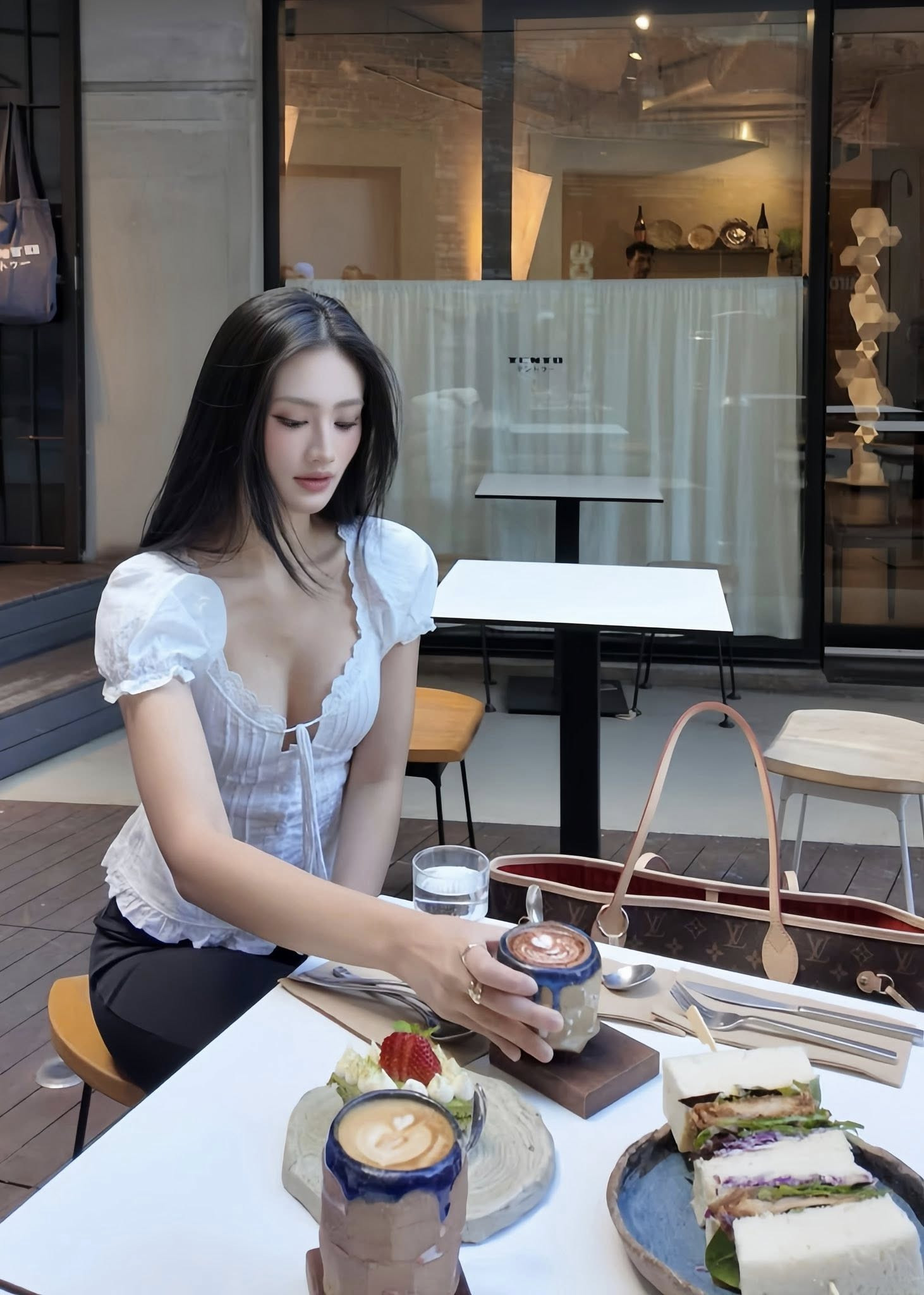 Hình ảnh mới nhất của Ý Nhi ở Úc gây chú ý với phong cách giản dị và quyến rũ - Ảnh 7.