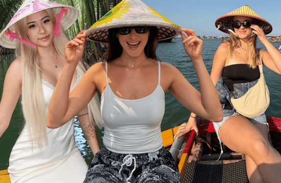 Khách Tây xếp hàng trải nghiệm 'miền Tây giữa lòng phố cổ': Bộ môn thuyền thúng hot nhất hè này