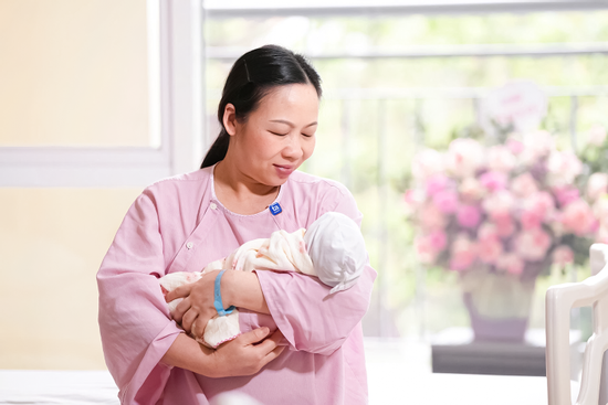 Làm mẹ lần đầu sau 20 năm hiếm muộn