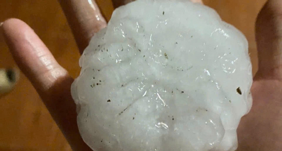 Mưa đá to như nắm tay trút ầm ầm xuống Bắc Hà