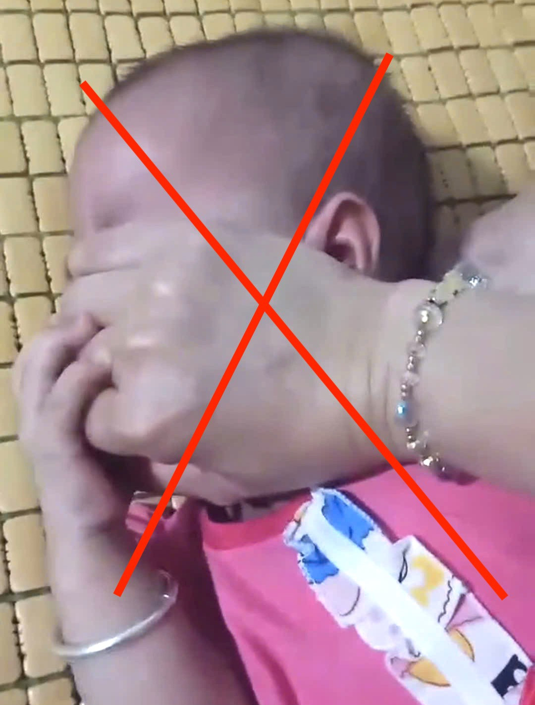 Người mẹ 33 tuổi gây phẫn nộ với hành vi bạo lực đối với con gái 8 tháng tuổi - Ảnh 1.