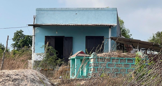 Phát hiện thi thể người đàn ông phân hủy mạnh trước cửa nhà