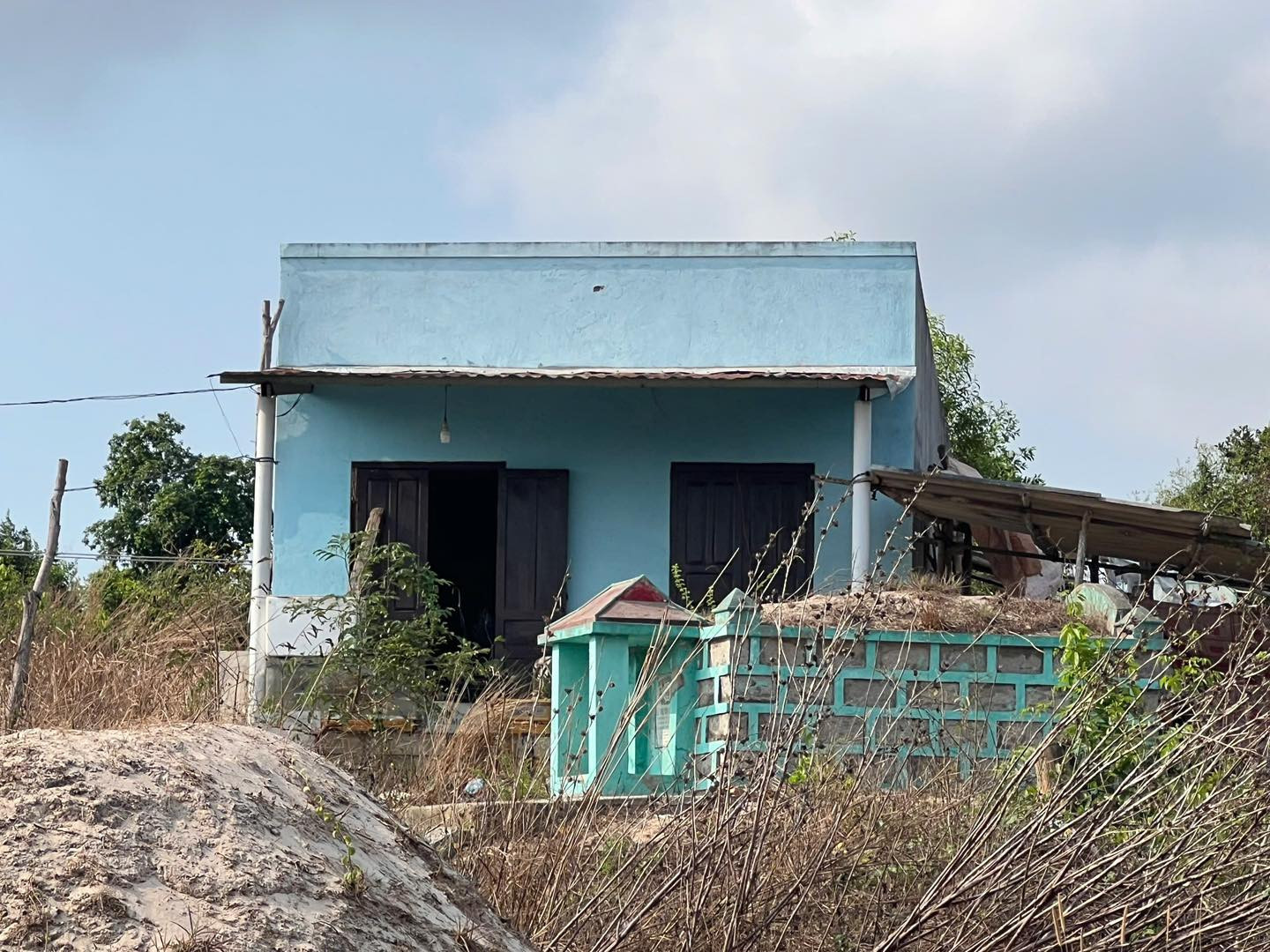 Điều tra vụ người đàn ông tử vong trước cửa nhà ở lâm đồng.jpg