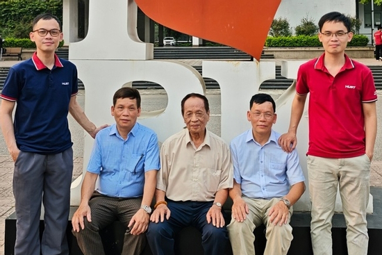 Profile 'khủng' của gia đình 3 đời học Bách khoa: Từ giảng viên Toán - Tin đến chuyên gia AI tại Đức