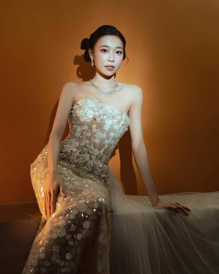 Ngoài đời, Nguyên Thảo sở hữu sắc vóc nổi trội, thân hình mảnh mai. Ít ai biết, cô từng lọt chung kết Miss Grand Vietnam 2022 (Hoa hậu Hòa bình Việt Nam).