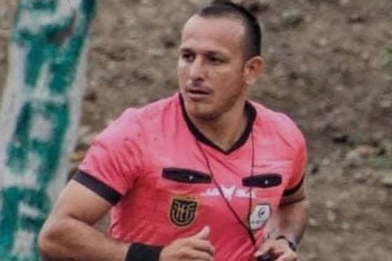 Trọng tài bị bắn chết ngay giữa trận đấu bóng đá gây xôn xao