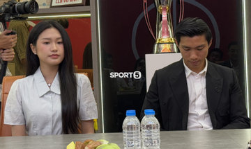 Văn Hậu lái Porsche đưa Doãn Hải My cùng đi gia hạn hợp đồng, nàng WAG qua 'cam thường' vẫn xinh