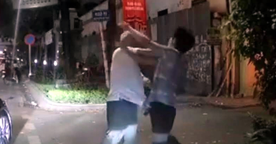 Công an vào cuộc vụ người đàn ông lái Mercedes chặn ô tô, đánh tài xế ở Hà Nội