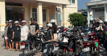 CSGT xử lý 30 thanh thiếu niên tụ tập chạy xe dàn hàng ngang, ném bột trên phố