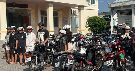 CSGT xử lý 30 thanh thiếu niên tụ tập chạy xe dàn hàng ngang, ném bột trên phố