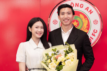 Đoàn Văn Hậu tự tung ảnh nét căng, ôm eo bà xã Doãn Hải My cực tình tứ trong ngày đặc biệt