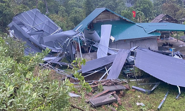 Mưa đá làm sập mái, biến dạng hoàn toàn một ngôi nhà ở Lào Cai. (Ảnh: H.N.)