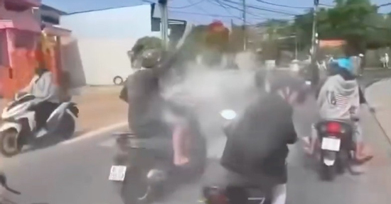 Nhóm thanh, thiếu niên chạy xe dàn hàng ngang, ném bột trên phố gây bức xúc