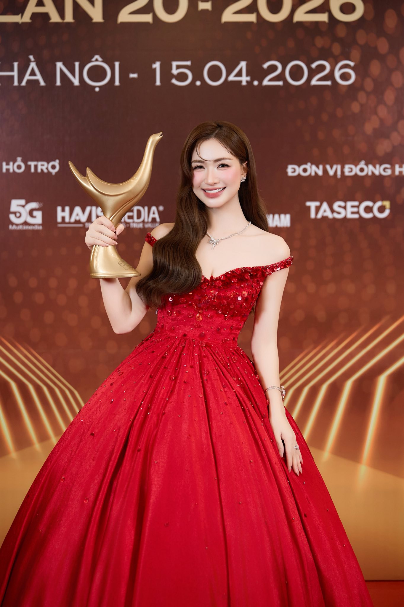 Nữ ca sĩ quê Bắc Ninh vừa nhận tin vui ở giải Cống hiến, đời thực viên mãn bên chồng quân nhân - Ảnh 2.