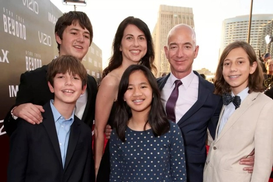 Quý tử 26 tuổi nhà tỷ phú Jeff Bezos: Cực điển trai, bỏ ngỏ khả năng thừa kế khối tài sản hàng chục tỷ USD