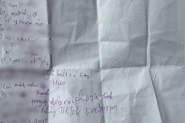 Thấy con gái về khóc lóc, đòi bỏ học, mẹ mở cặp thì phát hiện tờ giấy khiến chị chết lặng