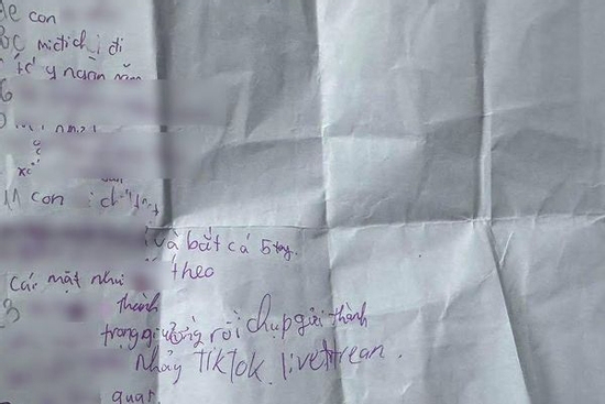 Thấy con gái về khóc lóc, đòi bỏ học, mẹ mở cặp thì phát hiện tờ giấy khiến chị chết lặng