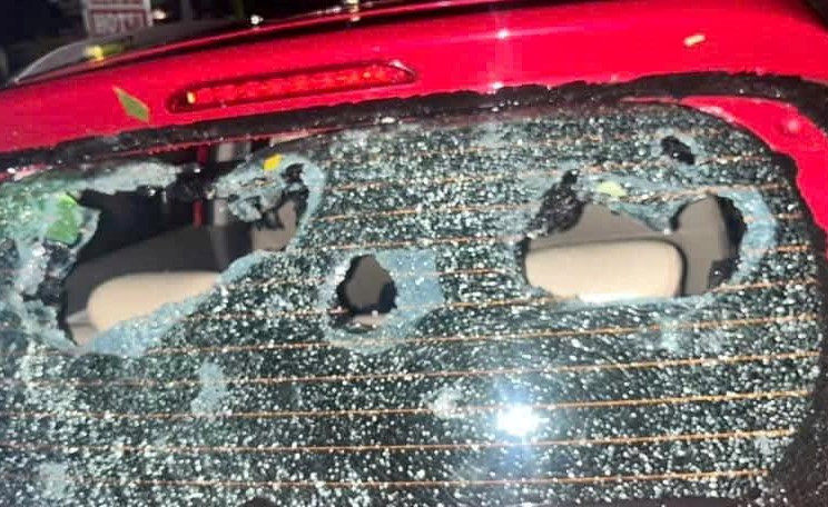 VIDEO: Chị gái nhanh trí ôm em nhỏ lao khỏi giường khi mưa đá ầm ầm - Ảnh 2.