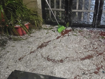 VIDEO: Chị gái nhanh trí ôm em nhỏ lao khỏi giường khi mưa đá ầm ầm dội xuống