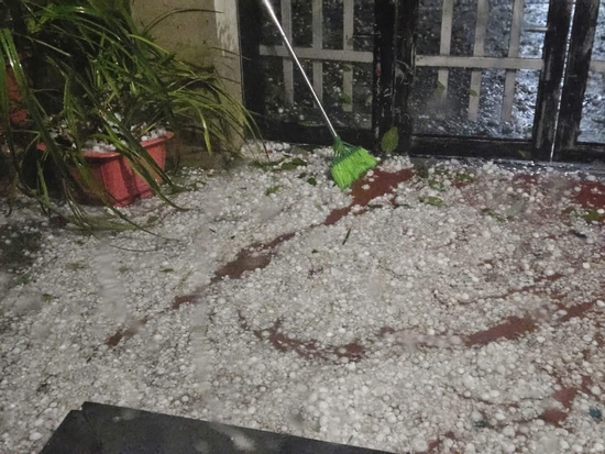 VIDEO: Chị gái nhanh trí ôm em nhỏ lao khỏi giường khi mưa đá ầm ầm dội xuống