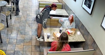 Nữ ca sĩ 26 tuổi bị fan tấn công, tát thẳng vào mặt trong quán ăn