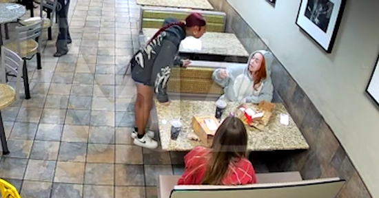 Nữ ca sĩ 26 tuổi bị fan tấn công, tát thẳng vào mặt trong quán ăn