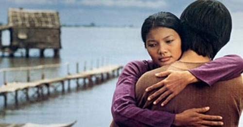 'Nữ hoàng cảnh nóng' dở khóc dở cười khi đóng phim cùng 300 con trâu