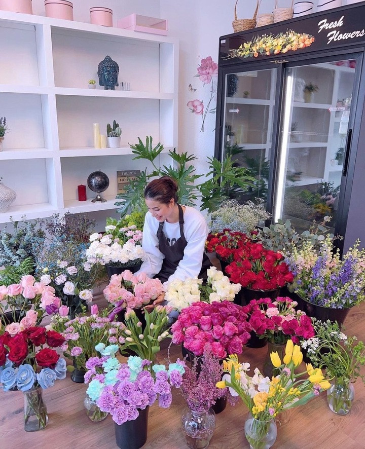 Thời điểm mới sang Mỹ, Phạm Hương tham gia một số hoạt động chụp ảnh, quảng cáo. Nhưng sau đó, cô dần rút khỏi giới giải trí, toàn tâm với vai trò làm mẹ, làm vợ và điều hành cửa hàng hoa riêng.