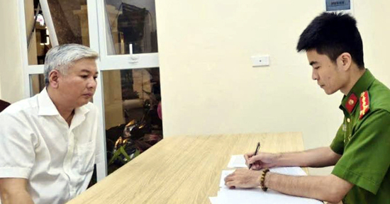 Tạm giữ người đàn ông lái Mercedes chặn ô tô, đánh tài xế sau va chạm ở Hà Nội