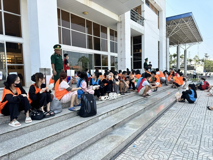 Tiếp nhận 226 công dân do Campuchia trao trả, phát hiện đối tượng truy nã đặc biệt nguy hiểm - Ảnh 1.