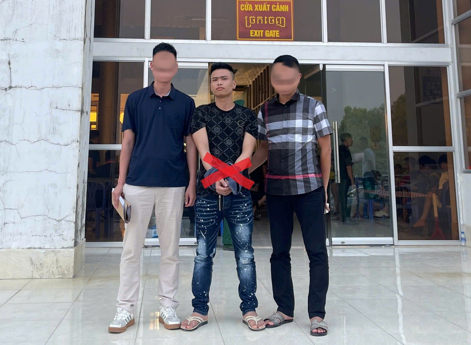 Tiếp nhận công dân Campuchia 226 người , bắt đối tượng truy nã nguy hiểm Lê Văn thủy - Ảnh 1.