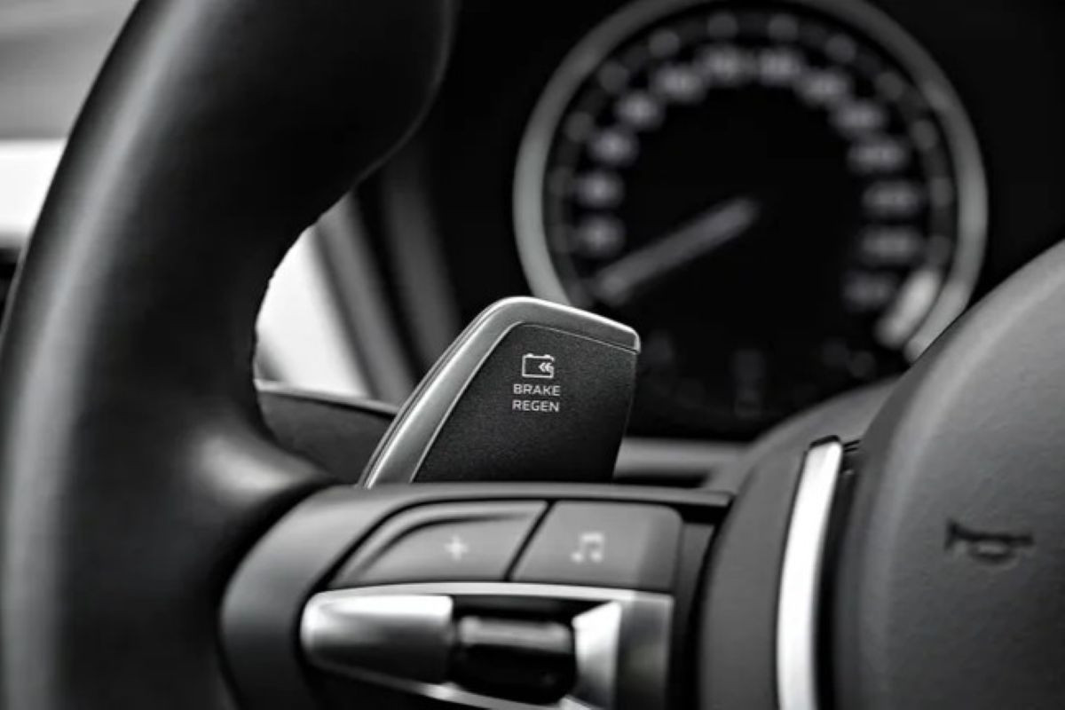 xe dien   phanh tai tao nang luong.jpg