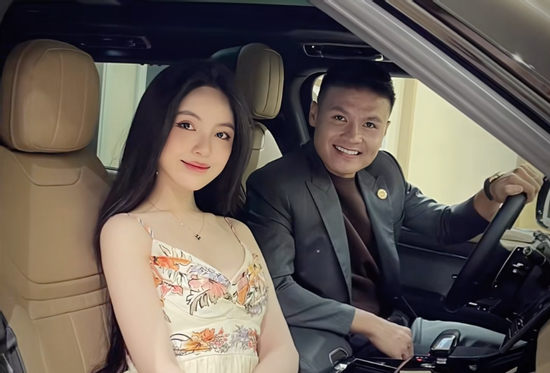 Chu Thanh Huyền lái xế hộp đưa con về thăm quê chồng, mối quan hệ với mẹ Quang Hải gây chú ý